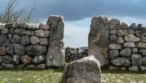 Gif que muestra unas ruinas celtas y un acantilado