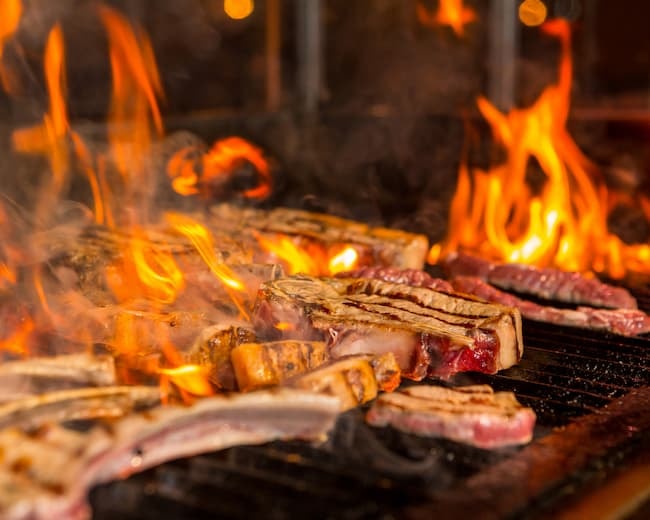 Churrasco sobre una parrilla