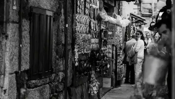 Gif que muestra una calle de combarro y unas gaviotas