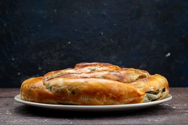 Empanada sobre plato