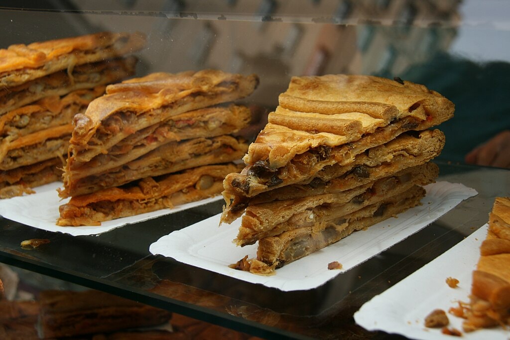 Foto de trozos triangulares de empanada