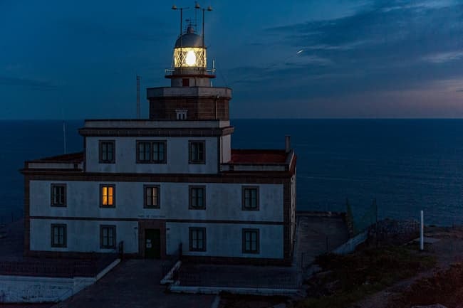 Faro de Finisterre al atardecer