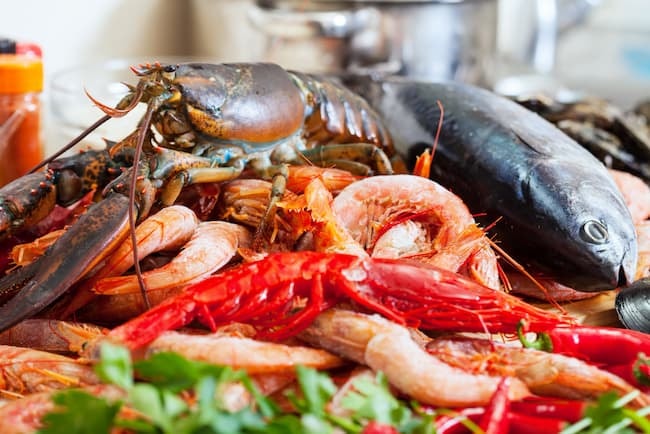 Plato con diversas muestras de marisco