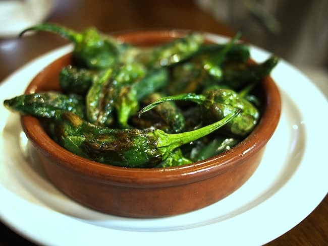 Pimientos de Padrón en un plato