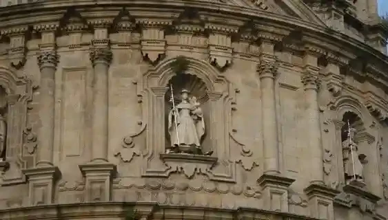 Gif que muestra una imagen de la Iglesia de la Pererina, y unas cestas para la pesca de marisco