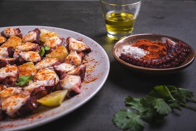 Pulpo a Feira presentado de su forma tradicional