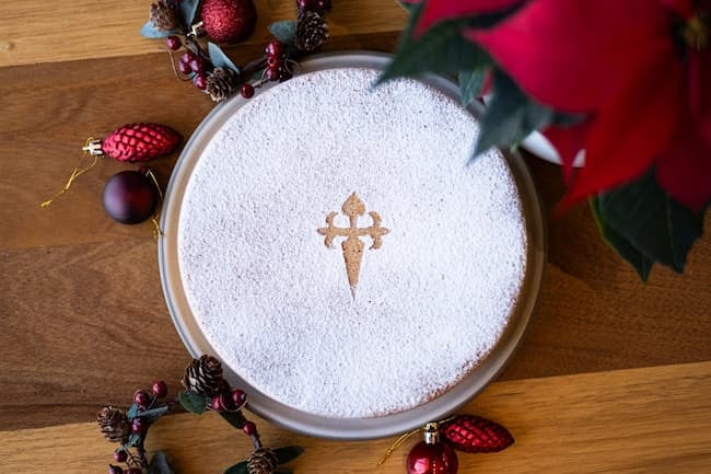 Trozo de tarta de Santiago